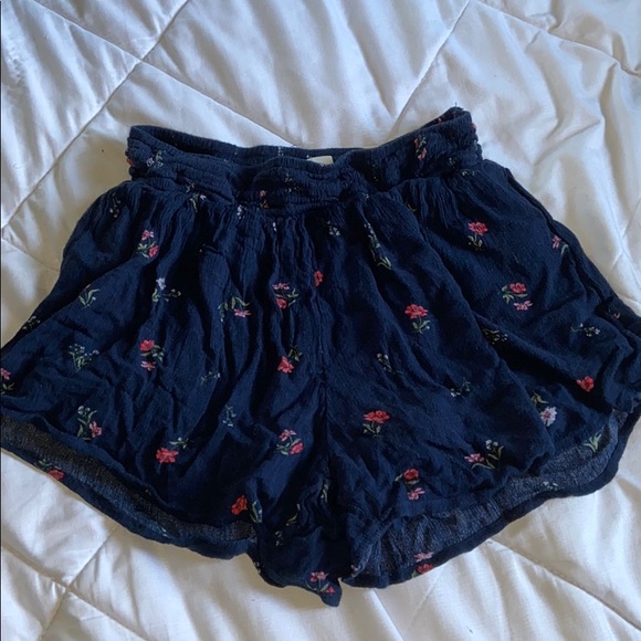 Hollister Pants - Floral shorts